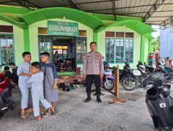 Pastikan Situasi Aman Polsek Ngabang Menempatkan Personilnya Untuk Pengamanan Sholat Jum’at