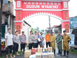 Kapolres Gresik Turun ke Lokasi Banjir dan Salurkan Bantuan Sembako di Benjeng