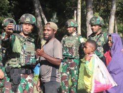 Perkuat Silahturahnmi, Satgas Yonif 521/DY Laksanakan Komsos dan Bagikan Bibit Pertanian Untuk Warga Pedalaman Papua