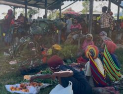 Satgas Yonif 521/DY Borong Hasil Bumi Kontribusi Upaya Meningkatkan Pertumbuhan Ekonomi Masyarakat di Pasar Distrik Apalapsili