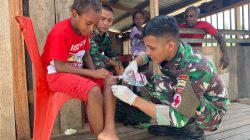 Kepedulian Satgas Yonif 131/Brajasakti Tangani Anak Sakit Di Perbatasan Papua
