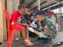 Kepedulian Satgas Yonif 131/Brajasakti Tangani Anak Sakit Di Perbatasan Papua