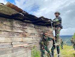 Di Bawah Atap Retak, TNI Hadir Bawa Harapan: Karya Bhakti untuk Mama Sakola