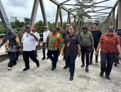 Wujud Sinergitas, TNI–Polri Laksanakan Pengamanan dan Pengawalan Kunjungan Pejabat Pemerintah di Wilayah Terdampak Konflik Sosial Maybrat