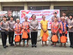 Ditpamobvit Polda Maluku Salurkan Bansos kepada Masyarakat