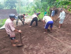 Minggu Bersih Babinsa Banjarsari Bersama Warga Gelar Kerja Bakti, Bersihkan Lingkungan Dan Akses Jalan Kampung