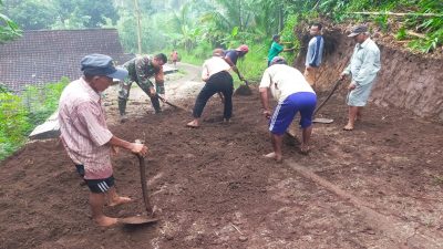 Minggu Bersih Babinsa Banjarsari Bersama Warga Gelar Kerja Bakti, Bersihkan Lingkungan Dan Akses Jalan Kampung