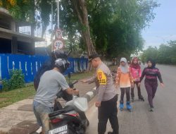 Pawas Polsek Pontianak Selatan Bersama Personel Bantu Korban Laka Akibat Tumpahan Oli Depan Kantor BPN