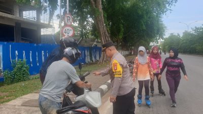 Pawas Polsek Pontianak Selatan Bersama Personel Bantu Korban Laka Akibat Tumpahan Oli Depan Kantor BPN