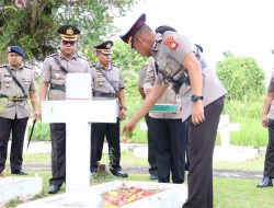Peringati Jasa Pahlawan di TMP Dharma Patria Pontianak, Polda Kalbar Laksanakan Upacara Tabur Bunga