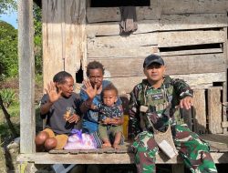 Satgas Yonif 521/DY Berbagi Kasih Door to Door kepada Masyarakat di Distrik Benawa