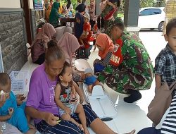 Babinsa Wonodadi Bersama Kader Posyandu dan Bidan Desa Berikan Vitamin Balita untuk Cegah Stunting