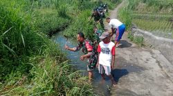 Babinsa Dan Warga Kerja Bakti Jaga Kelancaran Irigasi