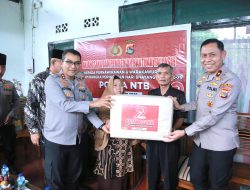 Hari Bhayangkara ke-79, Kapolda NTB Serahkan Bantuan Sosial kepada Keluarga Purnawirawan Polri