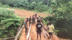 Satgas Yonif 126/KC Bersama Warga Gotong Royong Perbaiki Jembatan Menuju Kampung Wametkapa