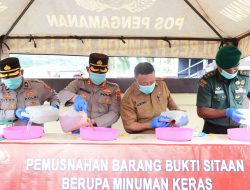 Jelang Hari Bhayangkara ke-79, Polresta Ambon Musnahkan 3.800 Liter Miras Ilegal