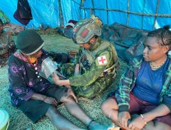 Satgas TNI Pos Eromaga Layani Kesehatan Pengungsi di Eronggobak