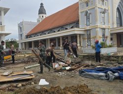 Satgas Pamtas RI-PNG Yonif 763/SBA Pos Kumurkek dan Polres Maybrat Gelar Pembersihan Gereja Ayawasi