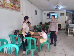 Polsek Mandor Gencarkan Patroli Sambang, Jalin Kedekatan dengan Warga dan Pedagang