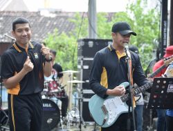 Warga Gresik Senang dan Terhibur, Kapolres AKBP Rovan Richard Mahenu Bernyanyi di Car Free Day