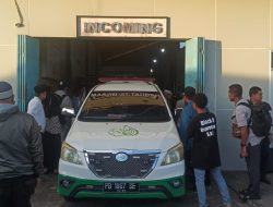 Isak Tangis Sambut Jenazah Haji Abdulrahman Tiba di Sorong, Papua Barat Daya