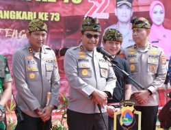 Kapolda NTB Duduk Lesehan Bareng Siswa, Cicipi Menu MBG di Polres Lombok Tengah