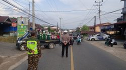 Meski Hari Libur, Satlantas Polres Landak Atur Lalu Iintas di simpang Pesantren dalam acara Pawai Khotmil Qur’an Ponpes Nurul Islam