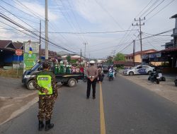 Meski Hari Libur, Satlantas Polres Landak Atur Lalu Iintas di simpang Pesantren dalam acara Pawai Khotmil Qur’an Ponpes Nurul Islam