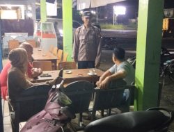 Patroli Malam Temui Warga, Polsek Sengah Temila Sampaikan Pesan Kamtibmas