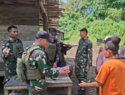 Wujud Cinta TNI untuk Rakyat, Satgas Yonif 131/Brajasakti Bantu Warga Perbatasan Papua