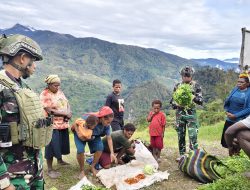 Demi Rakyat! Prajurit TNI Turun Langsung Borong Hasil Bumi Papua
