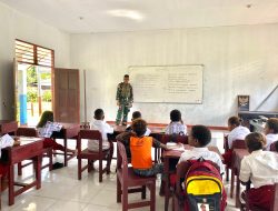 Wujud Kepedulian di Perbatasan Papua, Satgas Yonif 131/Brajasakti Bantu Mengajar di SD YPK Skofro