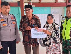 Pastikan Tepat Sasaran, Personel Polsek dan Koramil Simpang Ulim Turun Bareng Kawal Penyaluran BLT Extrem