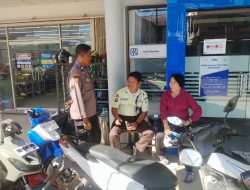Sambangi Warga Saat Patroli Siang, Polsek Mandor Perkuat Kedekatan dengan Masyarakat