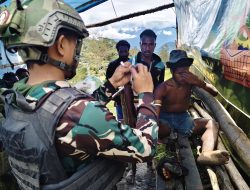 Prajurit Menjahit Luka Negeri, Satgas TNI Selamatkan Pemuda Luka Parah di Kampung Geligi