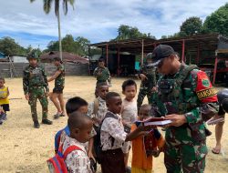 Dansatgas Yonif 763/Sba Bagikan Buku dan Alat Tulis kepada Anak Sekolah