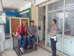 Anggota Polsek Mandor Sambangi Warga yang Sedang Santai, Sampaikan Himbauan Kamtibmas