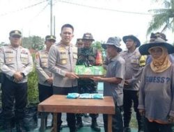 Kapolres Banyuasin Berikan Bantuan Bibit Benih Tanaman dan Pupuk Kepada Kampung P2B