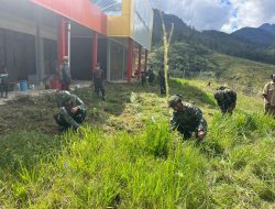 Prajurit TNI dan Warga Bergotong Royong Bersihkan Puskesmas Mayuberi di Tengah Pegunungan Papua
