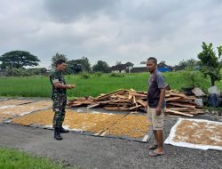 Babinsa Teras Beri Dorongan Semangat Dan Motivasi UMKM Kerupuk Kulit