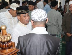 Kapolda Sumsel Laksanakan Salat Idul Adha Bersama Ratusan Warga