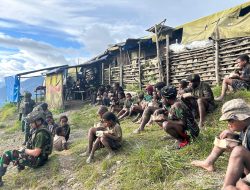 Tangan-Tangan Prajurit, Hati yang Merakyat dan Kisah Heroik Satgas TNI di Kampung Wombru