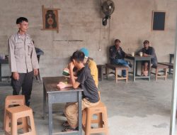 Patroli Siang, Anggota Polsek Sengah Temila Sapa Warga dan Satpam Bank