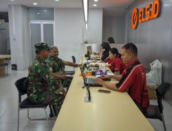 Tak Kenal Hari libur Babinsa Kratonan Tetap Komsos dengan Karyawan Toko Komputer