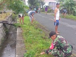 Gotong Royong Babinsa Klampok Dan Warga Bersihkan Sungai Untuk Cegah Banjir Dan Jaga Lingkungan