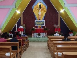 Satgas Yonif 521/DY Satu Iman dan Jemaat Bersujud dalam Damai di Gereja Katolik Stasi Santo Paulus Tanah Walesi