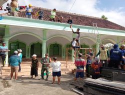 Membangun Kerukunan Dan Kebersamaan, Babinsa Karangsono Bersama Warga Gotong Royong Perehaban Masjid Baitun Nur