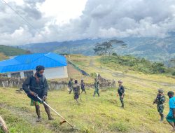 Satgas TNI Berjibaku Bersama Warga, Siapkan Lokasi Bakar Batu dengan Semangat Kebersamaan di Kampung Wombru