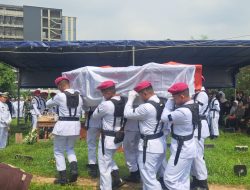 Danpasmar 1 Berikan Penghormatan Terakhir Kepada Rekan Satu Angkatannya