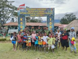 Berbagi Kasih Satgas Yonif 521/DY Bagikan Pakaian Layak Pakai Kepada Anak – Anak Dan Warga Masyarakat Distrik Bolakme